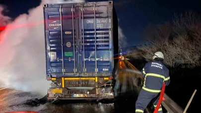 Balatalarından tutuşan tırdaki yangın kısa sürede söndürüldü