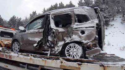 Kamyon ile hafif ticari araç çarpıştı: 2 yaralı