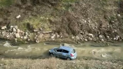 Kontrolden çıkan otomobil, dereye uçtu: 3 yaralı
