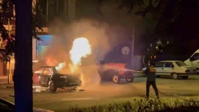 Park halindeki otomobil alev alev yandı