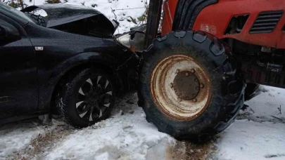 Traktör ile otomobil kafa kafaya çarpıştı: 1 yaralı