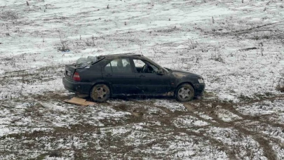 Boş araziye uçan otomobilin sürücüsü yaralandı