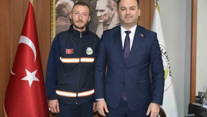 Bulduğu altın bilekliği polise teslim eden temizlik görevlisine belediye başkanından ödül