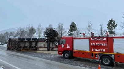 Yolda kayan tır devrildi: 1 yaralı