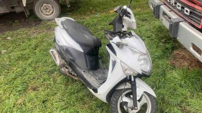 Çaldıkları motosikleti çalıştıramayan hırsızlar zarar verip bıraktı