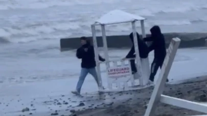 Cankurtaran kulübesini denize atmak isteyen 3 çocuğa polis müdahalesi