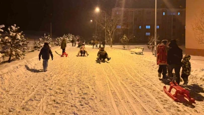 Kızak Festivali: Eksi 20 derecede halay çektiler, kızaklarla kaydılar