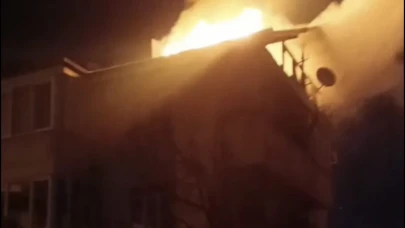 3 katlı binanın çatısı alev alev yandı