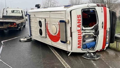 Ambulans devrildi: 2 yaralı