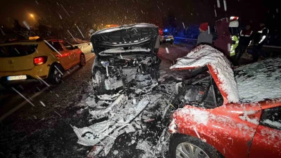 Kafa kafaya çarpışan araçlar hurdaya döndü: 7 yaralı