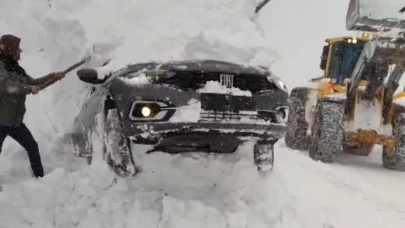 Bir araç yoldan çıkarak kara gömüldü