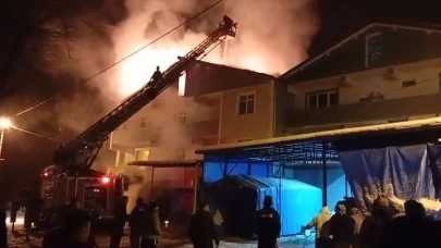 3 katlı binanın çatısı alev alev yandı