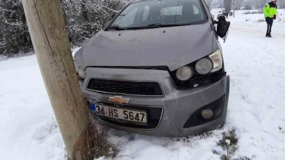 Çalışan sağlık personelini taşıyan araç kaza yaptı