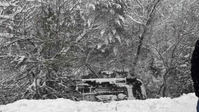 Ambulans dere yatağına yuvarlandı