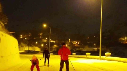 Gümüşhane’de kayakçılar kar yağışını fırsata çevirdi: Şehir merkezine kayarak indiler