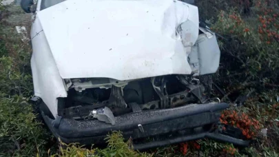 Çarpışan otomobildeki 3 kişi yaralandı