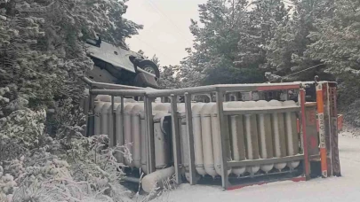 KARGAZ doğalgaz tırı devrildi: Sızıntı sebebiyle yol trafiğe kapatıldı