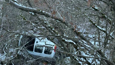 Hafif ticari araç şarampole yuvarlandı, sürücü yara almadan kurtuldu