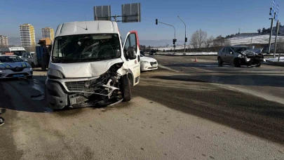 Minibüs ile otomobil çarpıştı: 1 yaralı