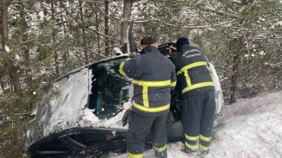 Otomobil şarampole yuvarlandı: 2 yaralı