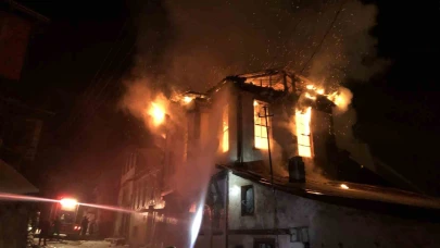 Üç katlı tarihi konak yangında küle döndü