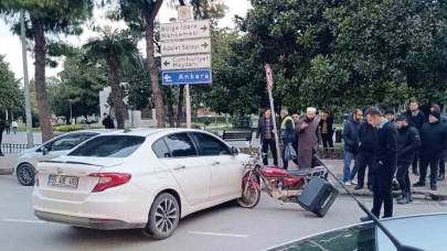 Motosiklet otomobile saplandı
