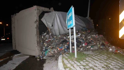 Çöp kamyonu devrildi: Sürücü yaralandı