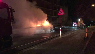 Seyir halindeki kamyonet çıkan yangında küle döndü