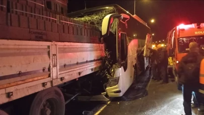 Otobüs ile tırın karıştığı kazada 1 kişi öldü, 3 kişi yaralandı