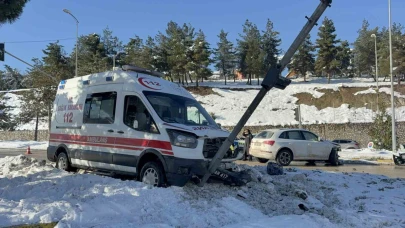 Otomobil ile ambulans çarpıştı: 2 yaralı