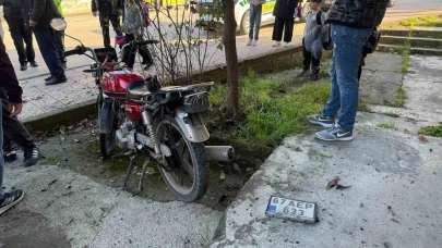 Otomobile çarpmamak için manevra yapan motosiklet devrildi: 1 yaralı