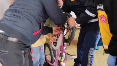 Parmağı bisiklet zincirine sıkışan çocuğu itfaiye kurtardı