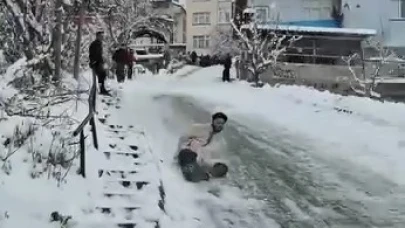 Poşetle kayan gençler hızını alamayarak bahçeye uçtu