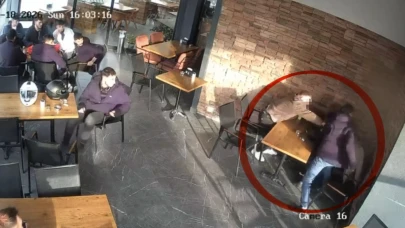 Fırında bıçaklı saldırı kamerada: 2 yaralı