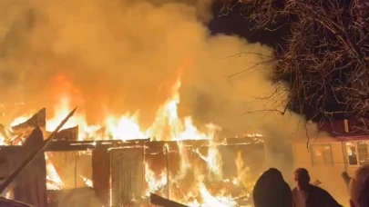 Gece yarısı korku dolu anlar: Kırsal mahallede iki ev alevlere teslim oldu