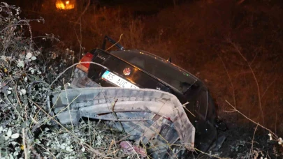 Otomobil 3 metre yükseklikten düştü: Sürücü yara almadan kurtuldu