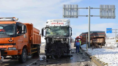 Tır ile kamyonet çarpıştı: 2 yaralı