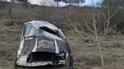 Şarampole devrilen minibüs hurda yığınına döndü: 1 yaralı