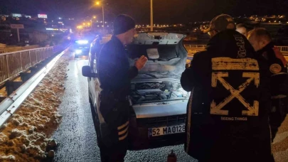 Seyir halindeki hafif ticari araç alev aldı