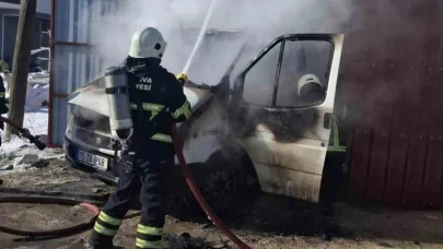 Suluova’da park halindeki kamyonet yandı