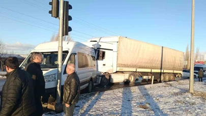 Buzlanma zincirleme kazaya oldu, 5 araç birbirine girdi
