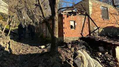 Evde çıkan yangında 50 çuval fındık kül oldu