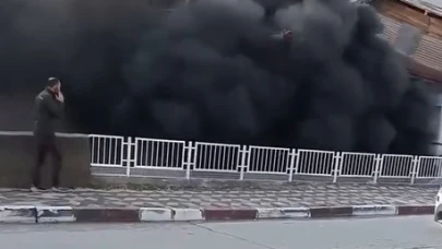 Evden yükselen yoğun duman mahalleliyi ayağa kaldırdı