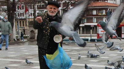’Yemci Dede’ 20 yıldır sokaklardaki güvercinleri beslemeden kahvaltı yapmıyor