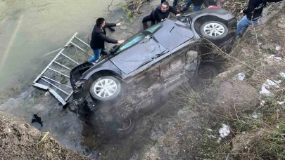 Kontrolden çıkan otomobil 20 metreden dereye uçtu; 1 yaralı