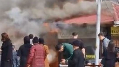 Taksi durağında çıkan yangın paniğe neden oldu