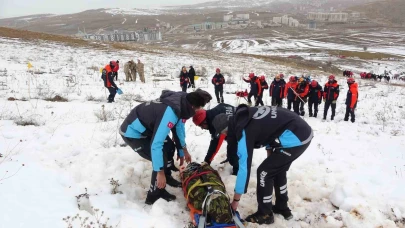 Gerçeği aratmayan tatbikat: 3 kişi çığ altından çıkarıldı