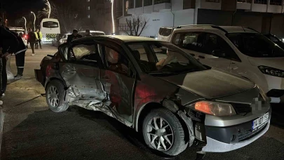 Ciple otomobil çarpıştı: Araçlar ağır hasar aldı