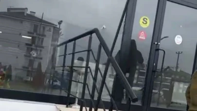 Emlak ofisine silahlı saldırı: Lüks cip ve iş yeri kurşunların hedefi oldu