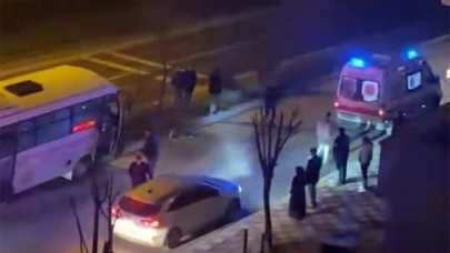 Kontrolden çıkan halk otobüsü refüje çıktı, ağaca çarparak durabildi